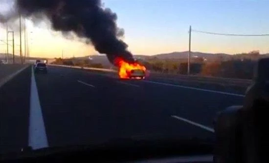 Φωτιά σε εγκαταλελειμμένο ΙΧ απέναντι από το Στρατιωτικό Νοσοκομείο Θεσσαλονίκης